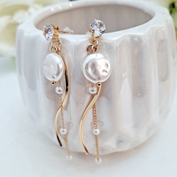 💖 2/$30 Pearl & Gold tone long Rhinestone tassel glam drop cute earrings - Picture 4 of 8